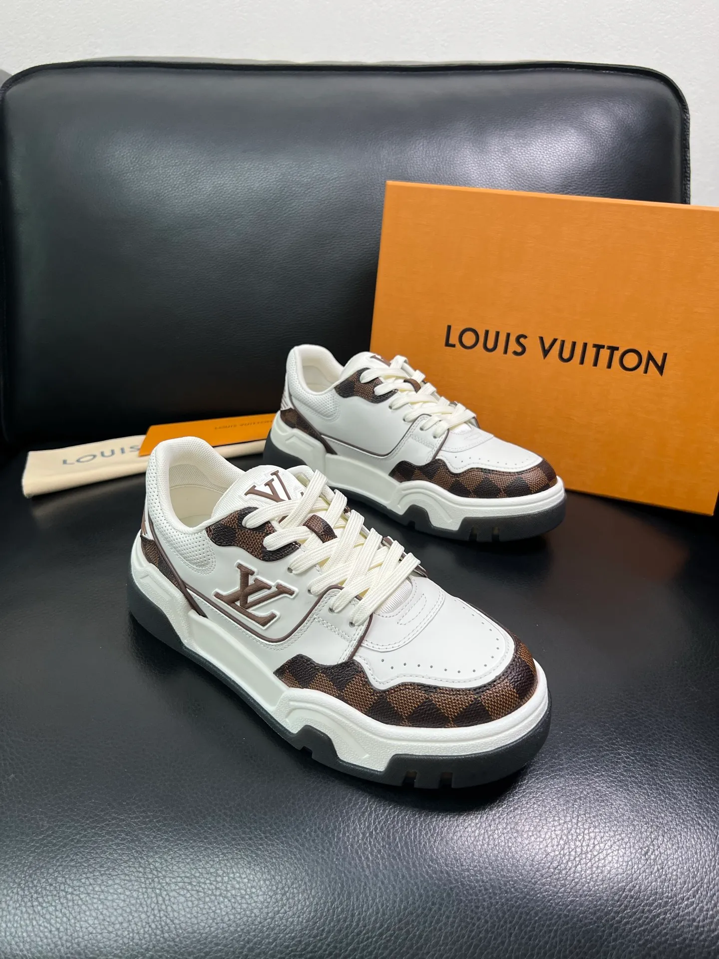 Men's shoes 💰900 Lv top purchase Louis Vuitton, counter synchronization, uppers imported from Italy cowhide, imported mesh padding soft and comfortable, soles: original soles specially provided by the original factory, T men's shoes 💰U exclusive movable molded soles super comfortable, original factory and single goods, high quality, welcome to compare, code number 38-44 (customized 45) 85883
